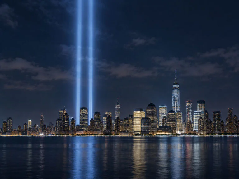 L’Art au compas – « Tribute in Light » : deux colonnes de lumière pour rendre visible l’absence