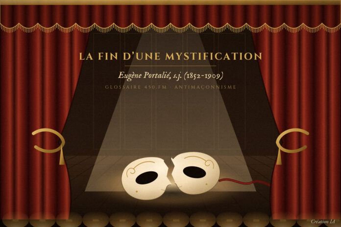 Rideau de théâtre ouvert sur un masque blanc fendu en deux, sous un projecteur – « La fin d’une mystification »