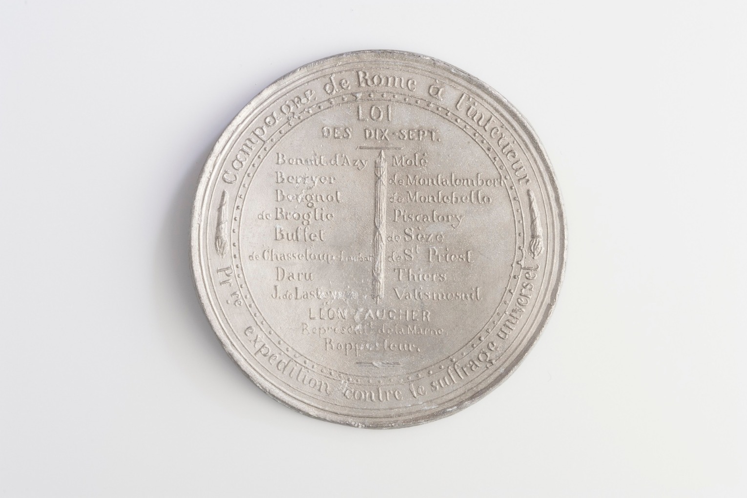 Médaille d’argent de 1850 portant une légende sur le suffrage universel.