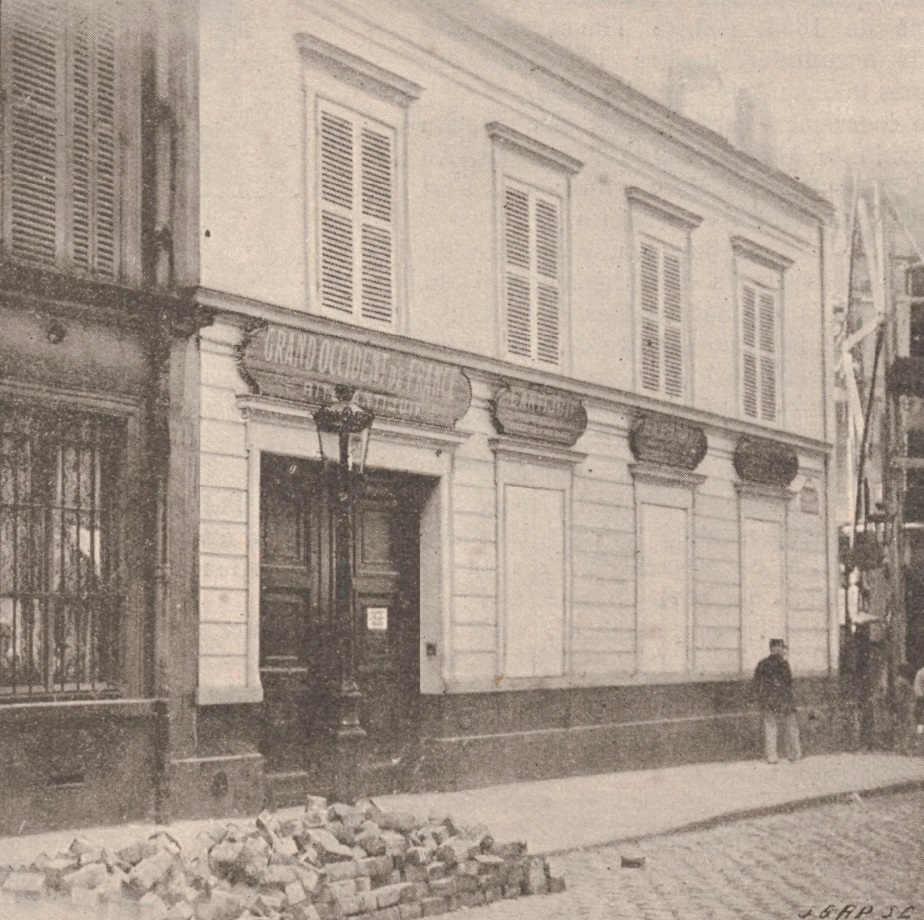 Le siège du Grand Occident de France, rue de Chabrol, à Paris, pendant l’été 1899
