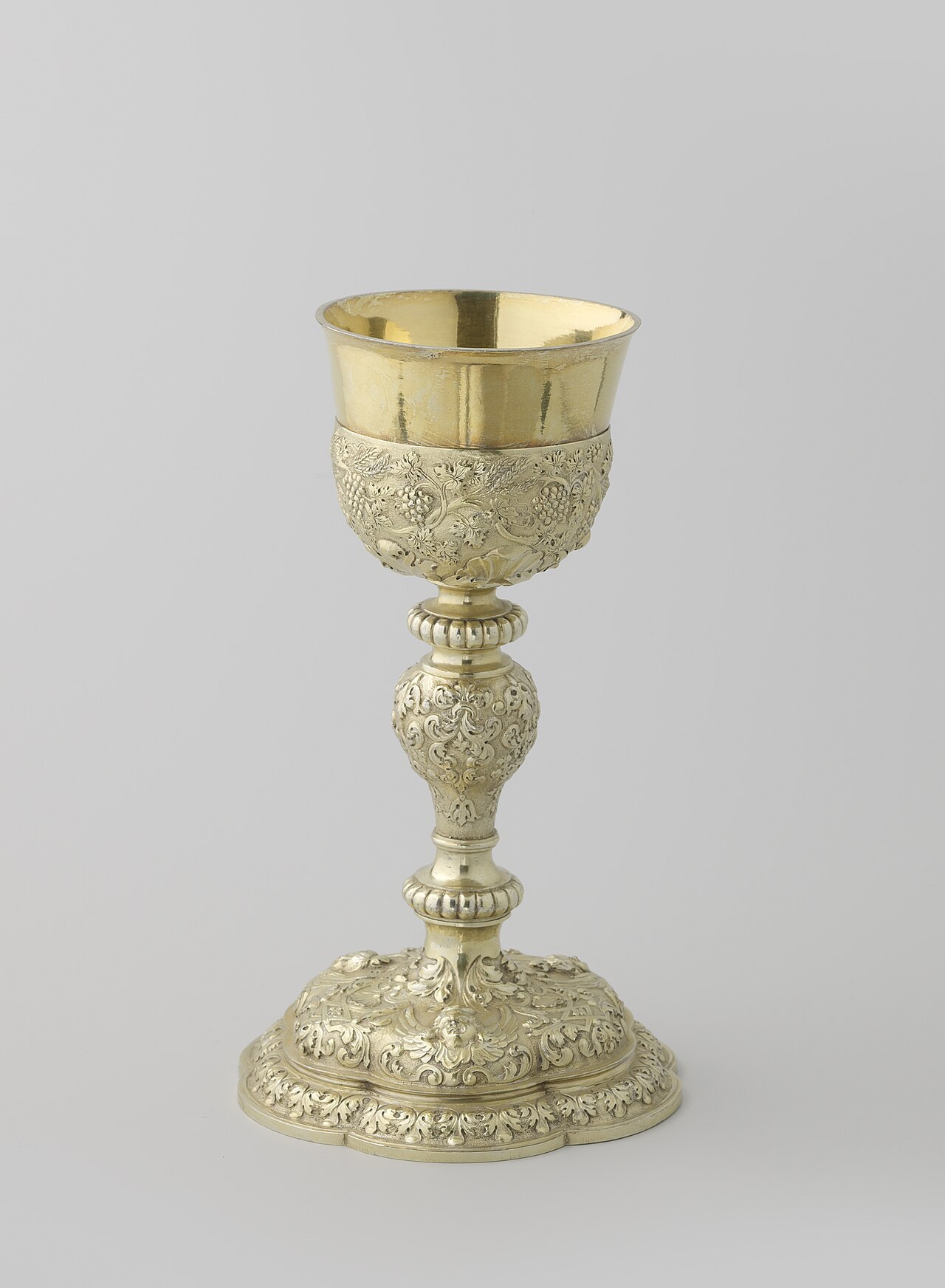 Coupe d'amertume en franc-maçonnerie – Miskelk op zeslobbige voet met engelenhoofden, BK-1962-37