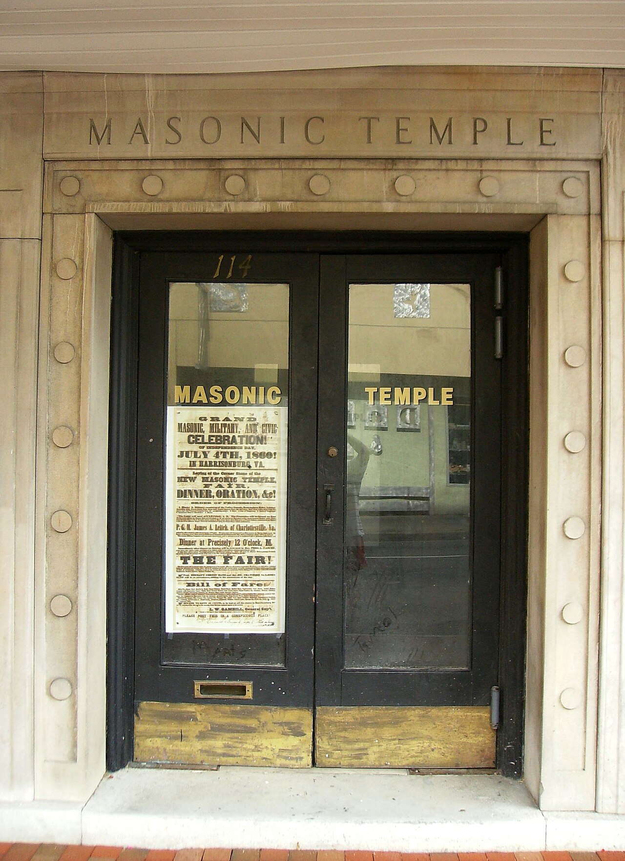 Couvrir le Temple en franc-maçonnerie – Masonic Temple door Main Street downtown Harrisonburg VA July 2008