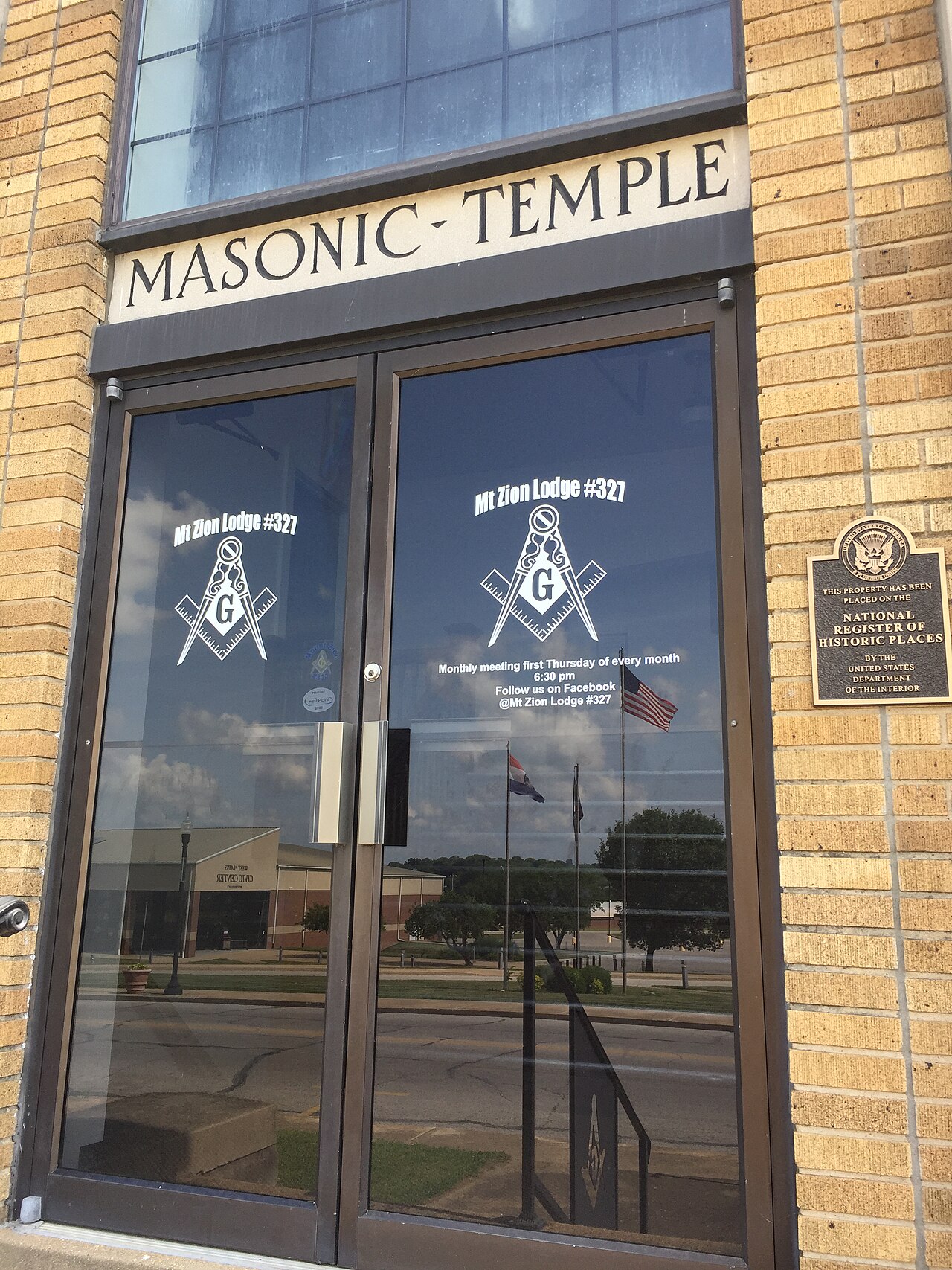 Couvrir le Temple en franc-maçonnerie – Mount Zion Lodge Masonic Temple front door
