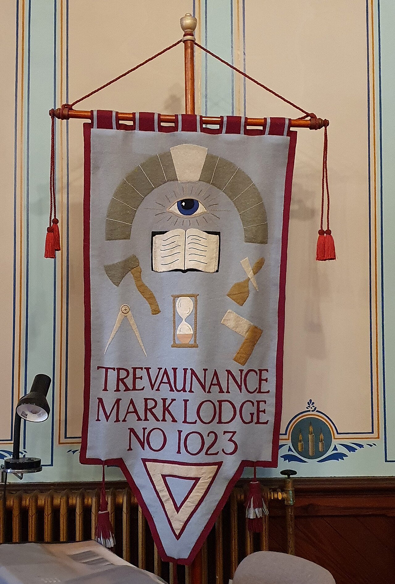 Drapeau en franc-maçonnerie – Trevaunance Lodge banner, Camborne Masonic Hall, Cornwall - April 2024
