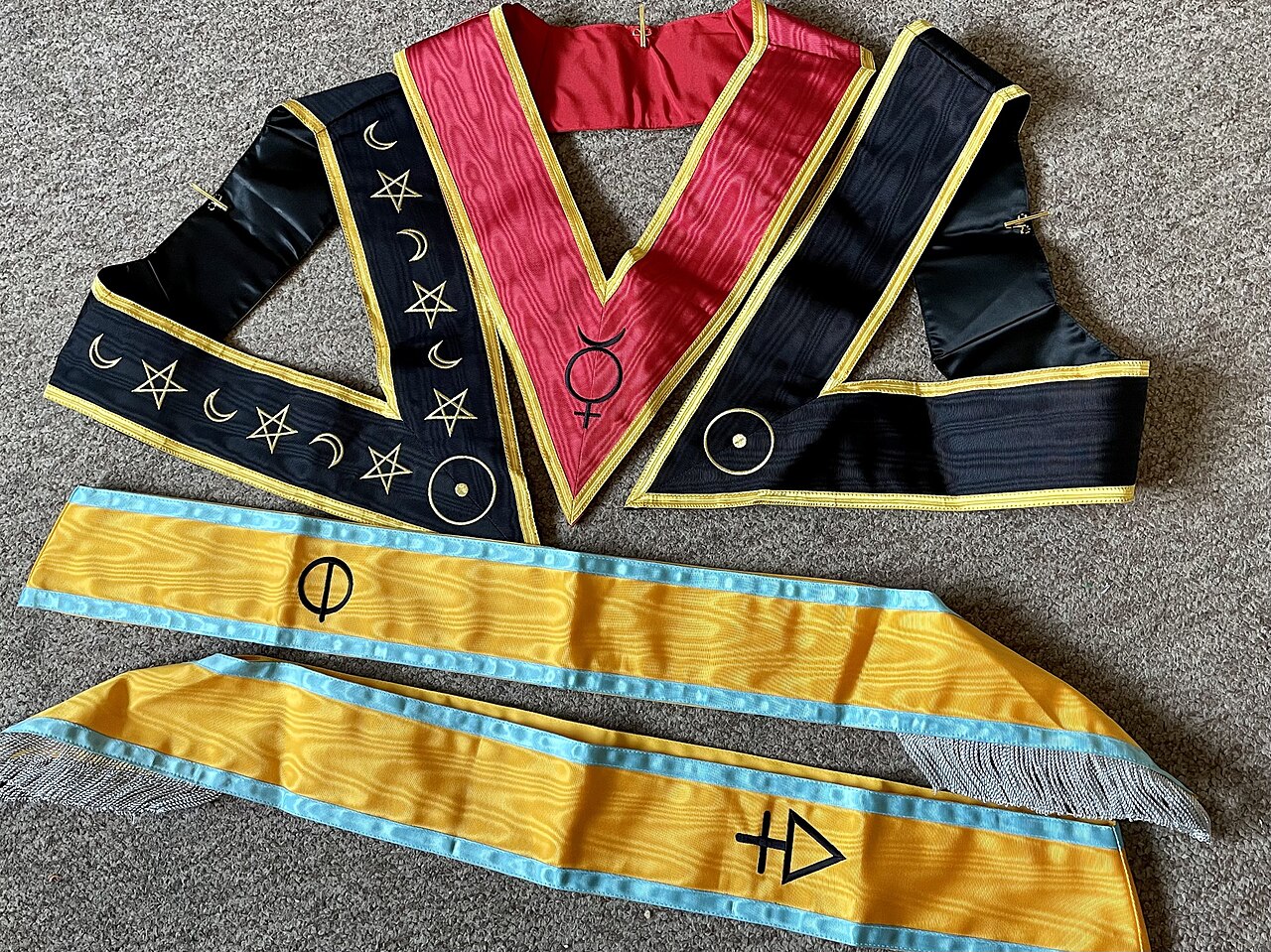 Écharpe en franc-maçonnerie – MOM Collars & Sashes of the Order