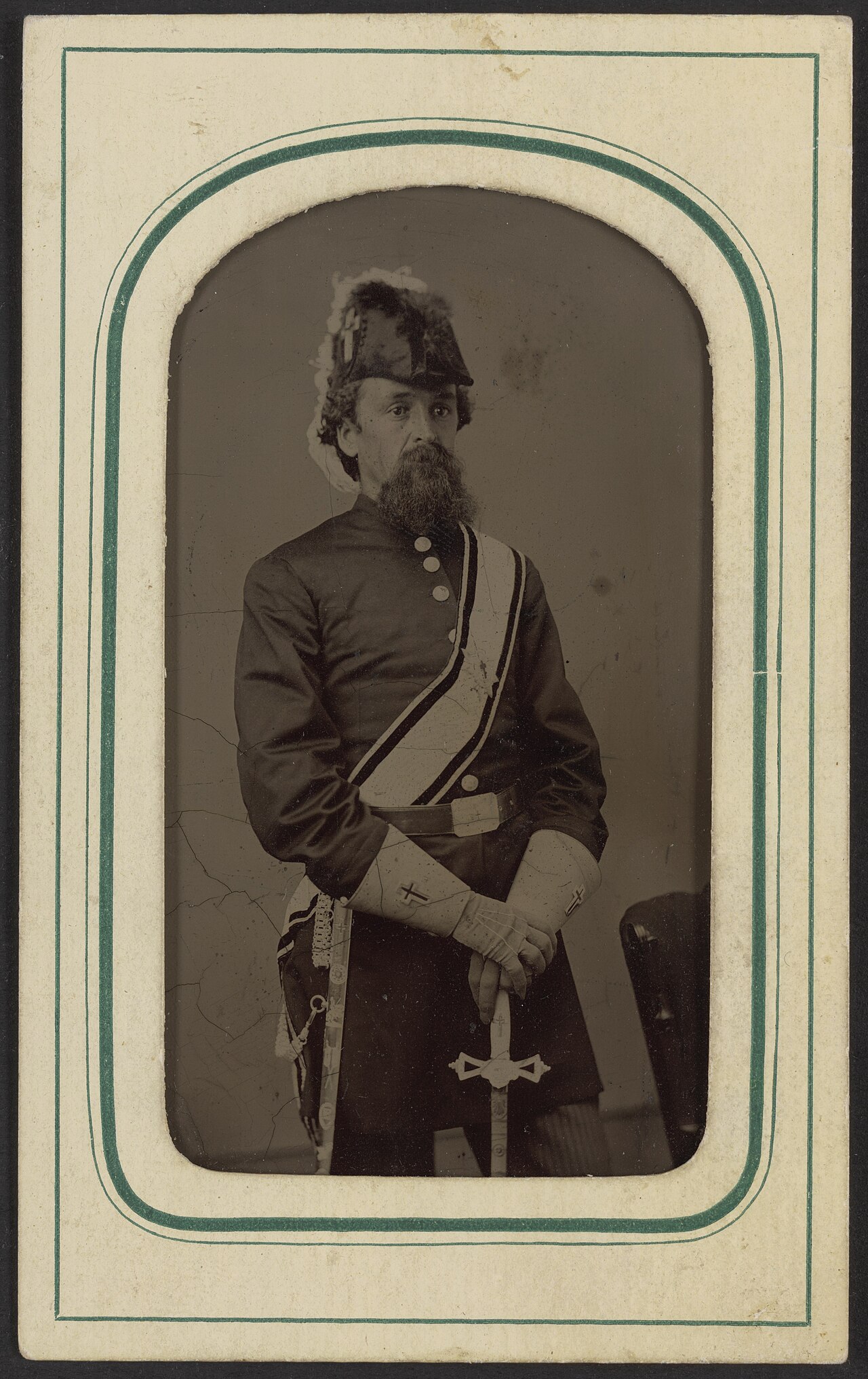 Écharpe en franc-maçonnerie – Unidentified man in Masonic regalia including gauntlets, belt, sash, and Knights Templar h
