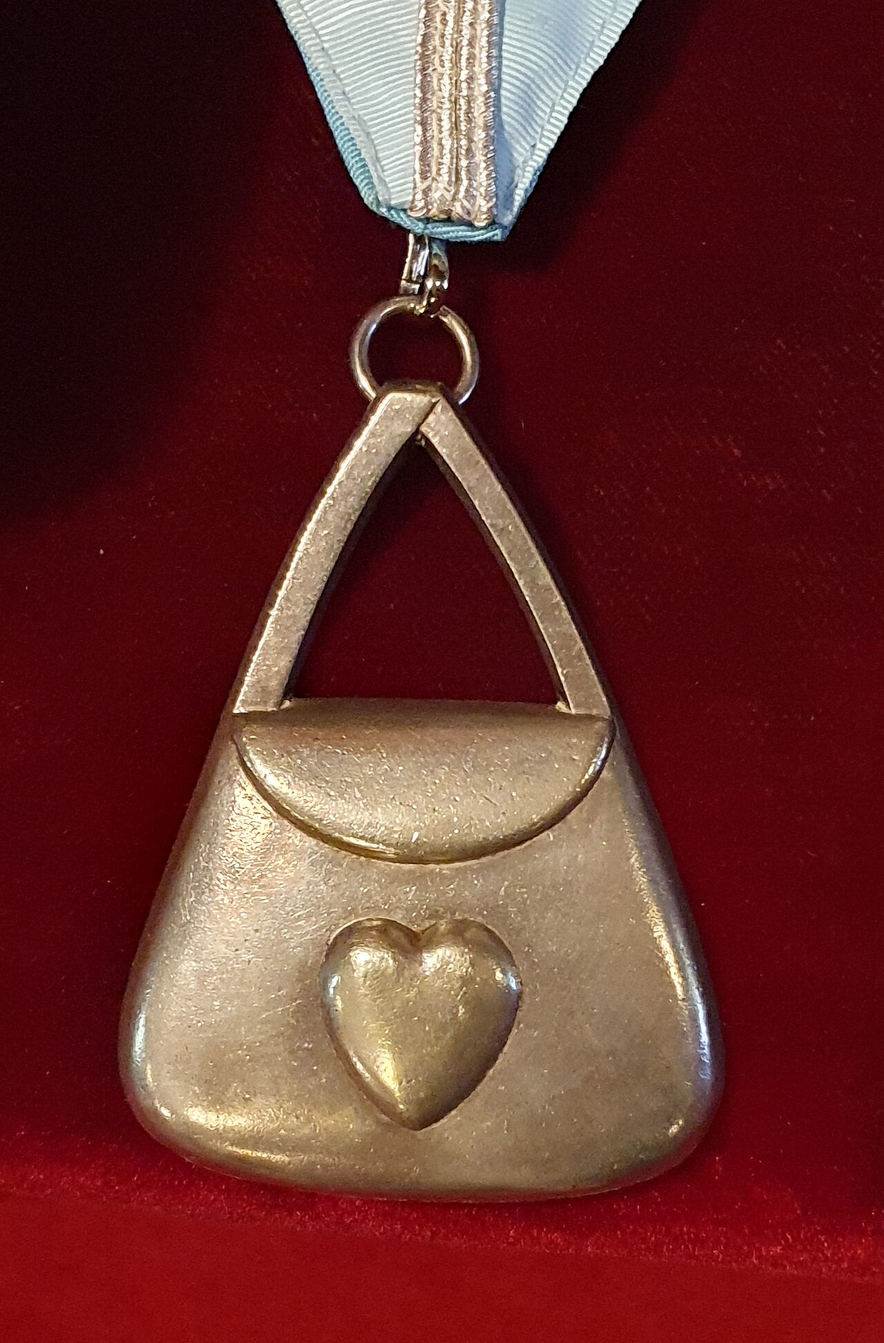 Élémosinaire en franc-maçonnerie – Script purse with heart (Almoner) collar jewel, Liskeard Masonic Hall, Cornwall - Septembe