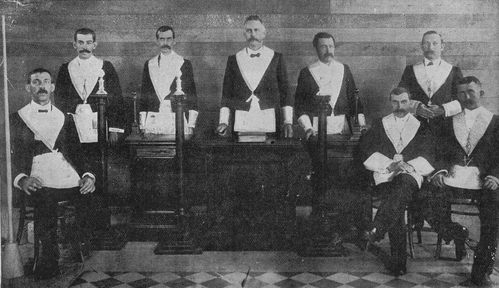 Éligibilité en franc-maçonnerie – StateLibQld 2 151351 Office bearers of the Mourilyan Masonic Lodge, Queensland, 1909