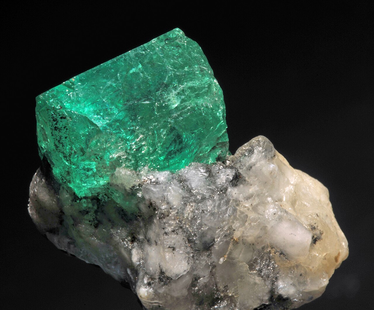 Émeraude en franc-maçonnerie – Béryl var. émeraude sur gangue (Muzo Mine Boyaca - Colombie) 2