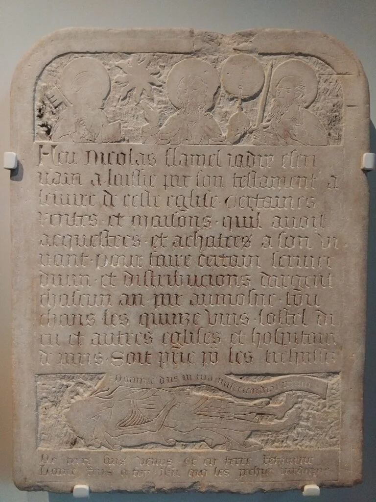L’épitaphe de Nicolas Flamel, calcaire du premier quart du XVe siècle, conservée au musée de Cluny