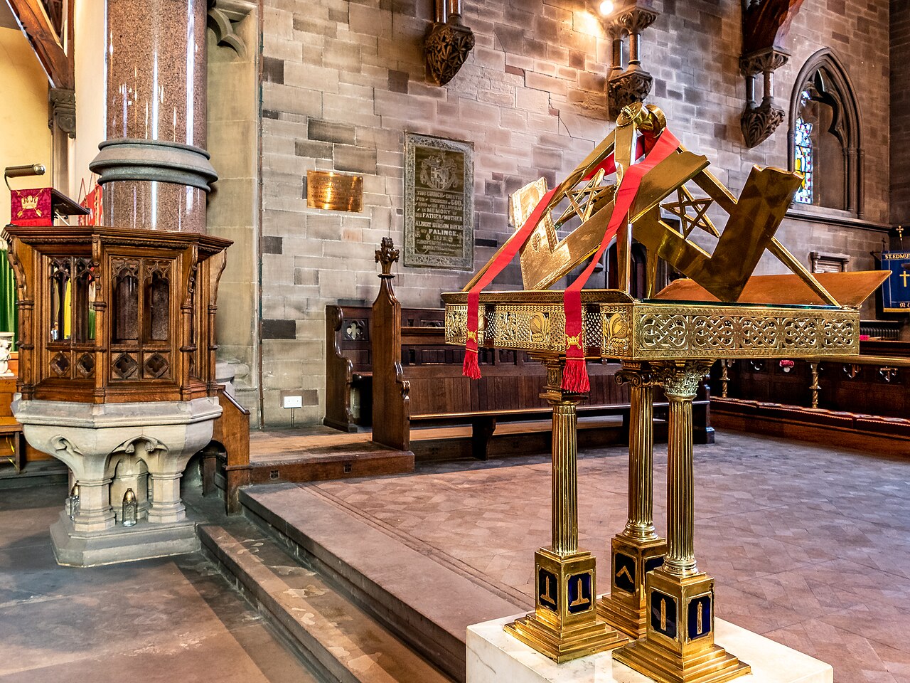 Équerre en franc-maçonnerie – Masonic lectern