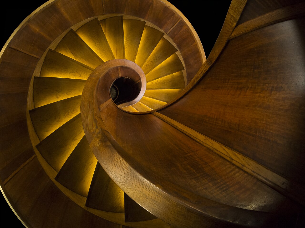 Escalier en franc-maçonnerie – Wooden spiral stairs (Nebotičnik, Ljubljana)