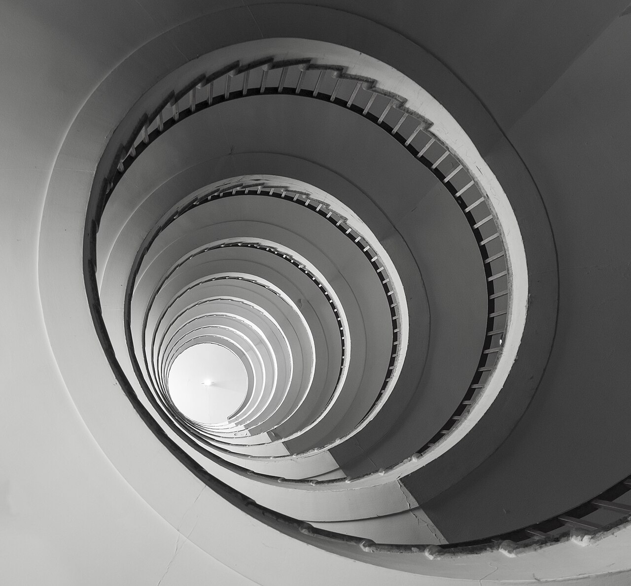 Escalier en franc-maçonnerie – Spiral stairs (Art Deco, Nebotičnik, Ljubljana)