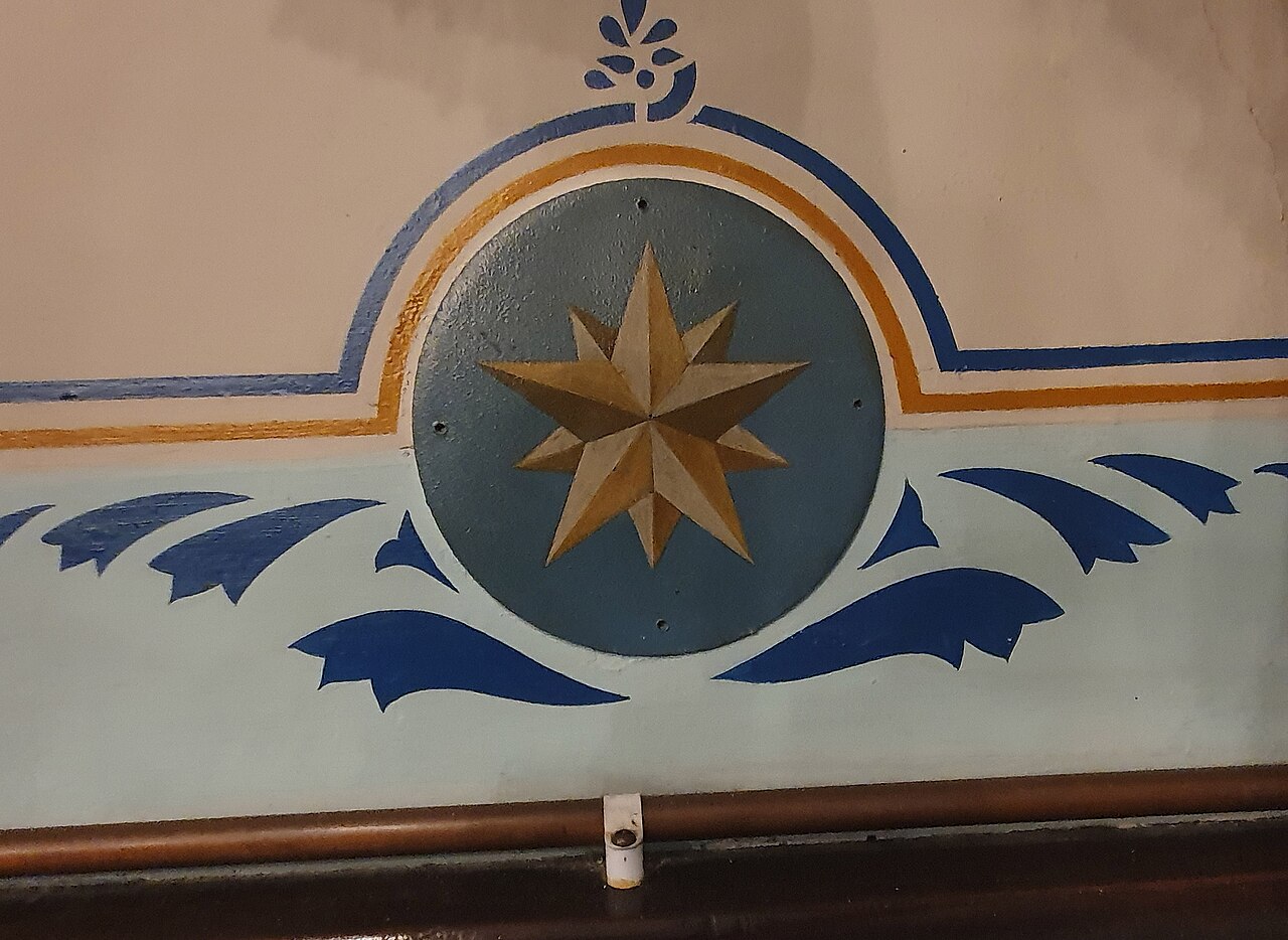 Étoile en franc-maçonnerie – Star mural, Camborne Masonic Hall, Cornwall - April 2024