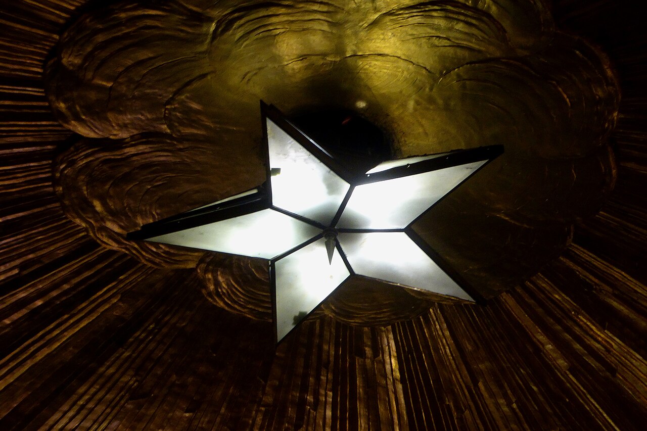 Étoile en franc-maçonnerie – Star on the Ceiling of the Anduz Hotel Masonic Temple