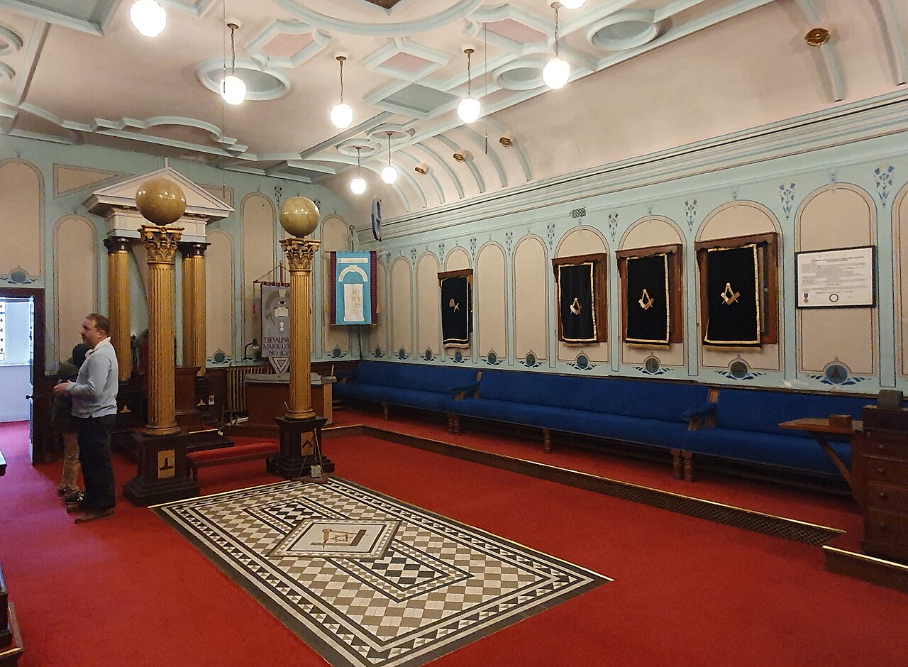 Excuses en franc-maçonnerie – Lodge room, Camborne Masonic Hall, Cornwall - April 2024 (5)