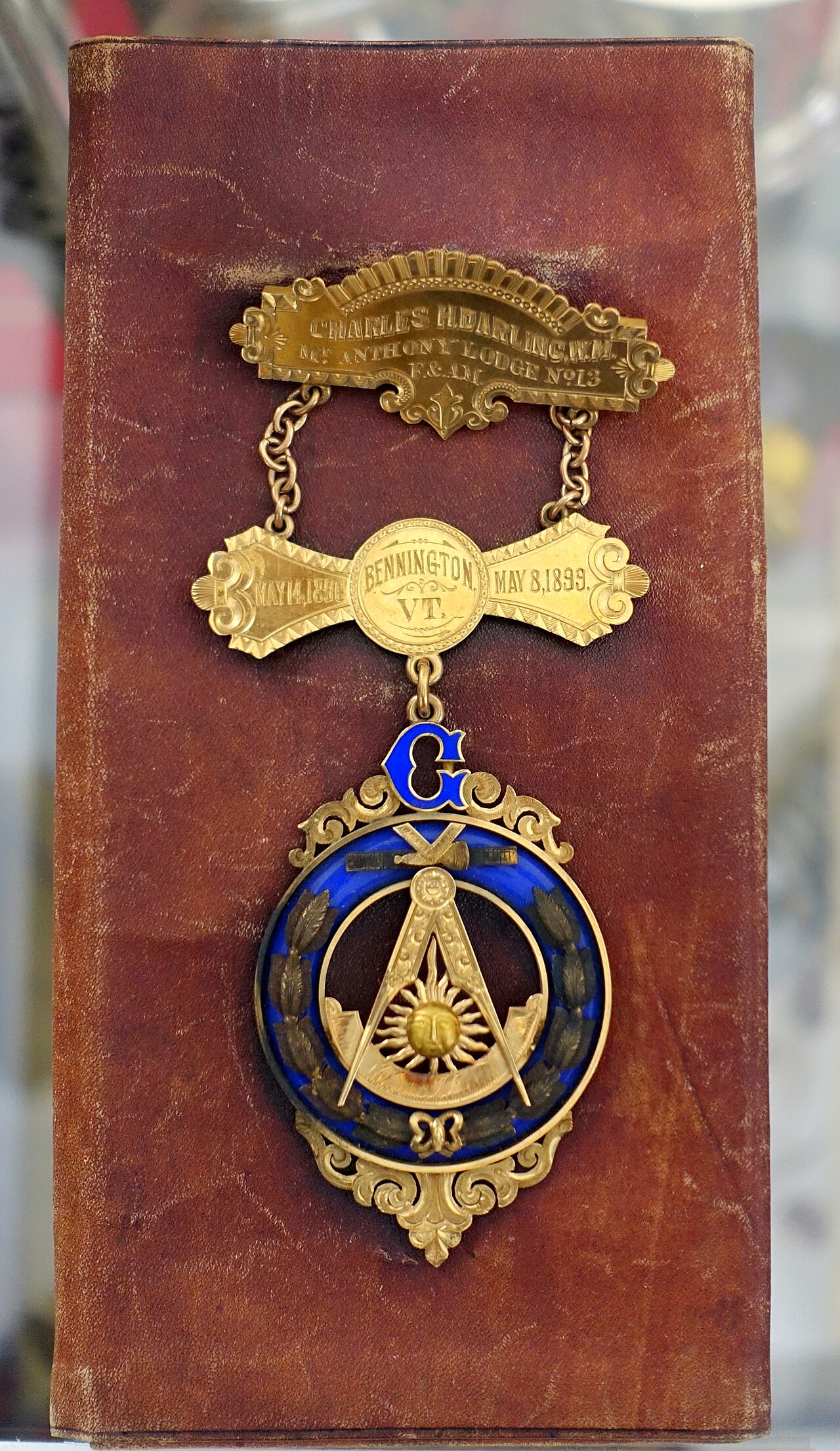 Expert Officier en franc-maçonnerie – Past master's jewel, presented to Judge Charles H. Darling upon retirement as Master of Mo