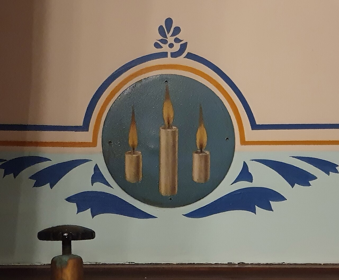 Feu en franc-maçonnerie – Candle mural, Camborne Masonic Hall, Cornwall - April 2024