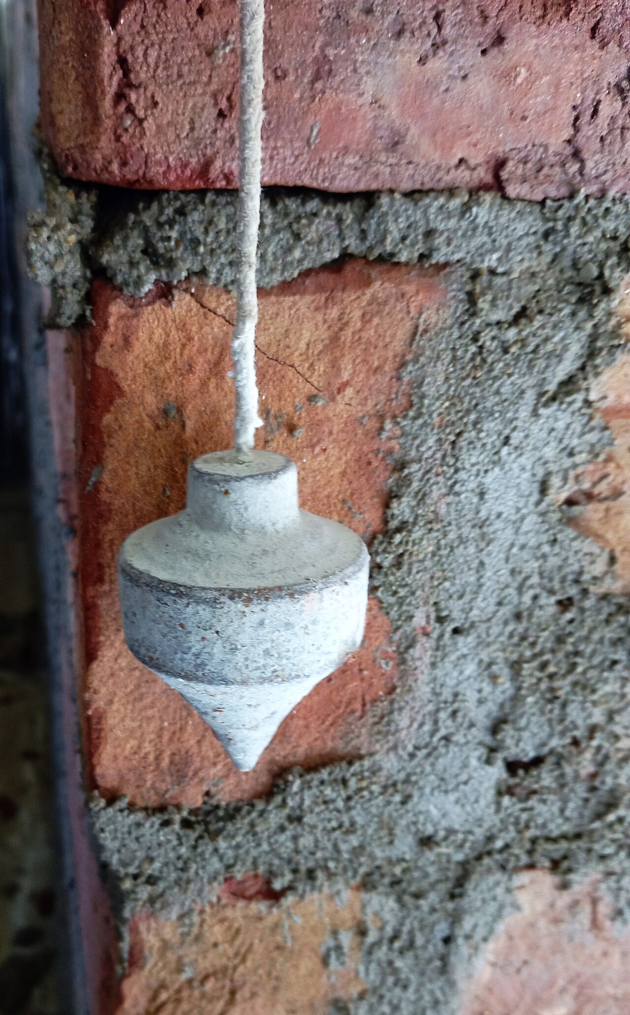 Fil à Plomb en franc-maçonnerie – Plumb bob with string