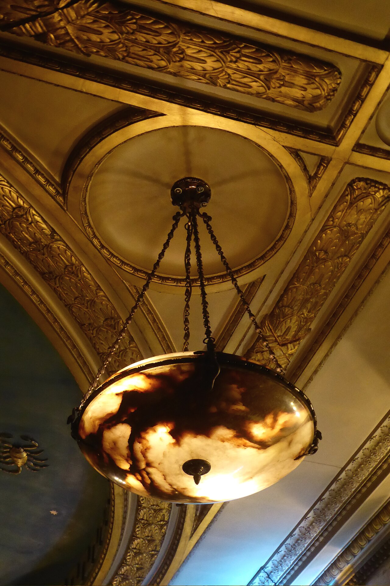 Fils de la Lumière en franc-maçonnerie – Ceiling Light in the Anduz Hotel Masonic Temple
