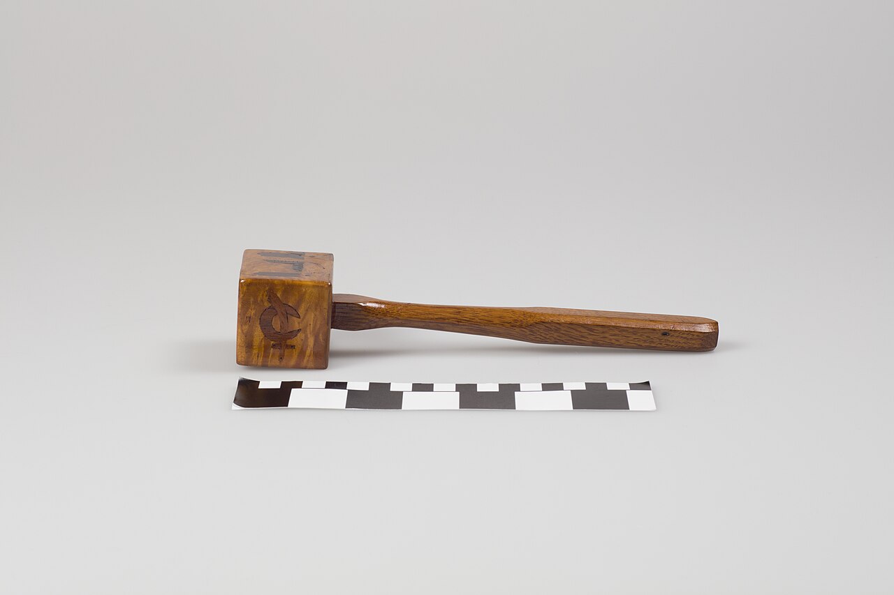 Force et Vigueur en franc-maçonnerie – Masonic Gavel Given to Charles A. Lindbergh - DPLA - d587f10461c9ffed42eb62be9c512edc (pag