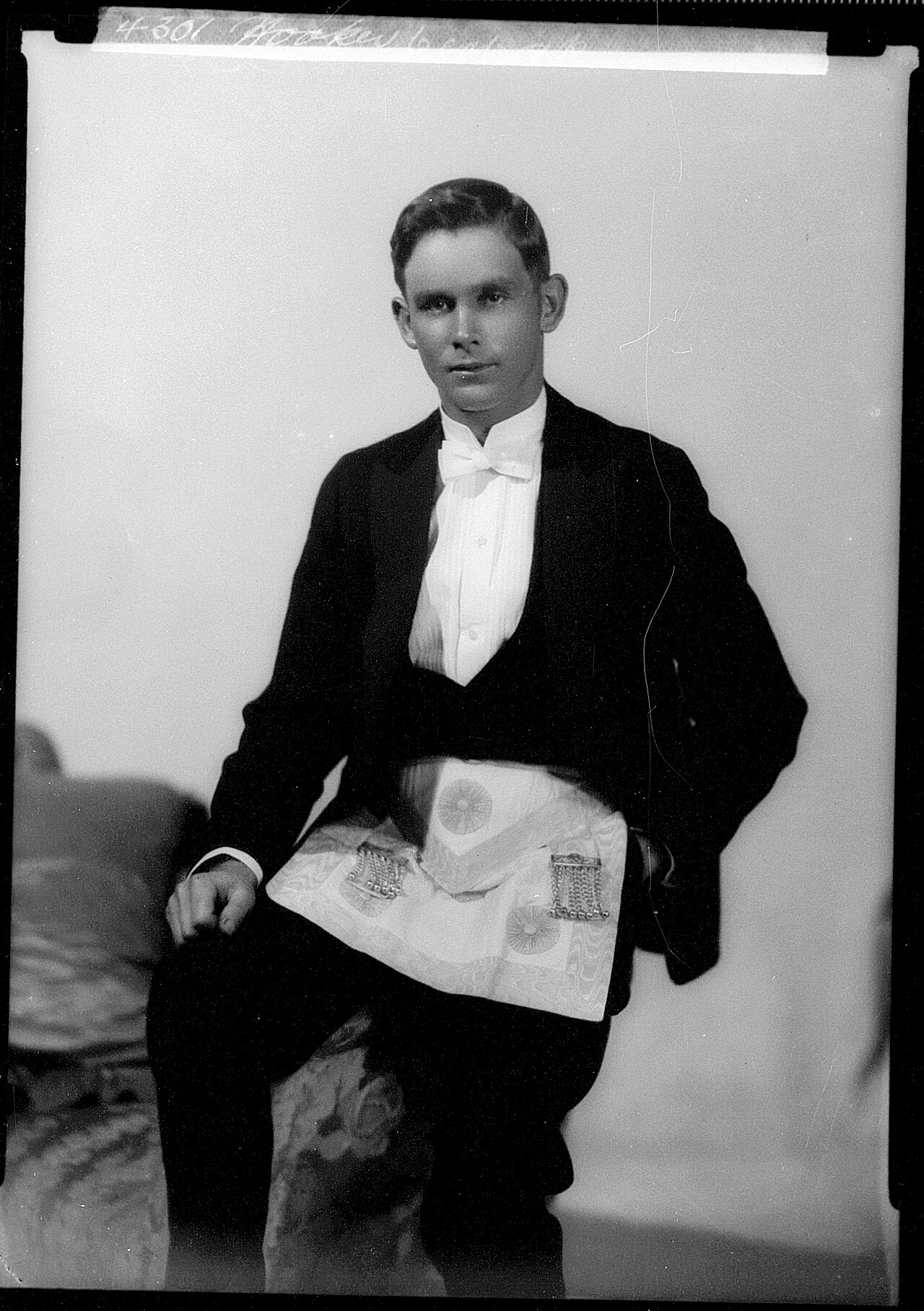 Franc-maçon en franc-maçonnerie – Portrait of a man wearing a masonic apron, possibly of the surname 'Hooker' (7411270536)
