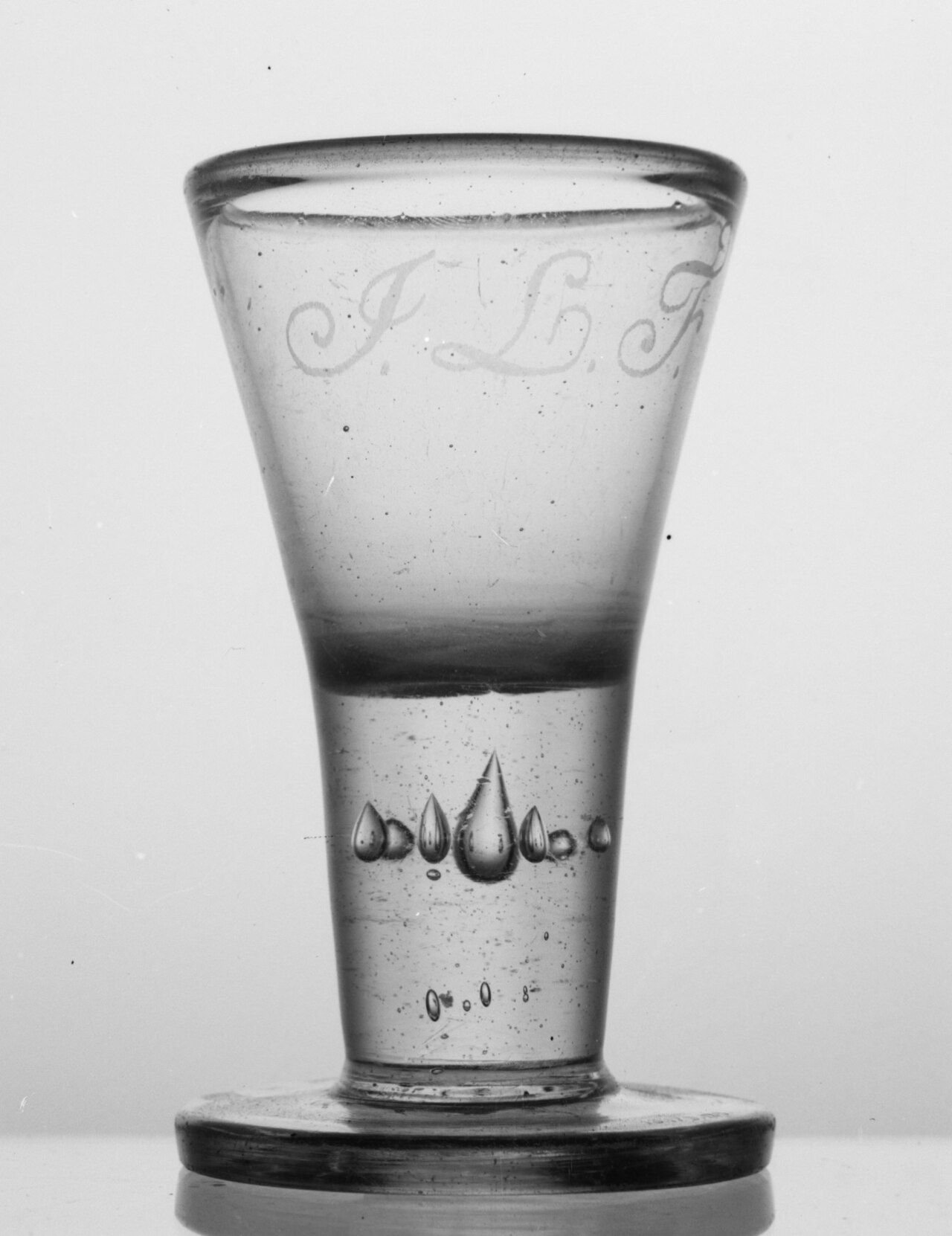Frère Servant en franc-maçonnerie – Firing glass MET 19233