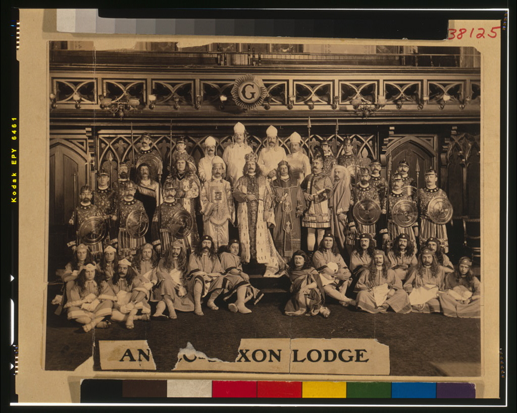 Frères en franc-maçonnerie – Group portrait of Freemasons of Anglo-Saxon Lodge, seated and standing, in ceremonial dres