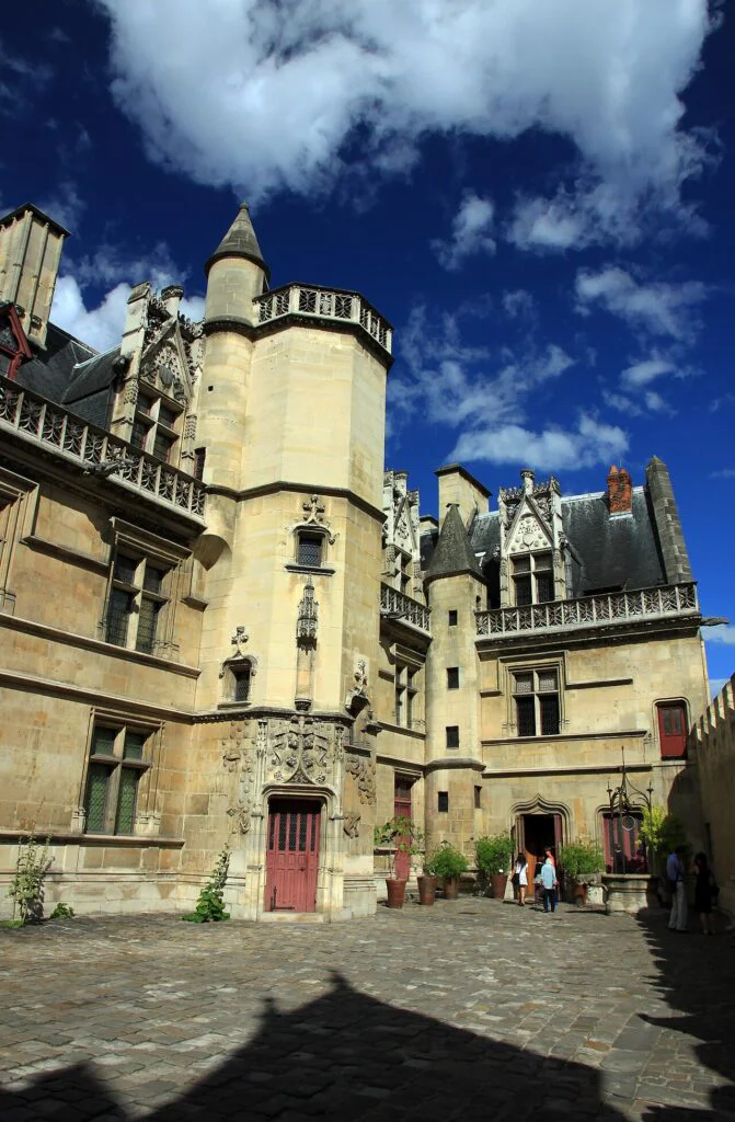 Entrée et cour de l’hôtel des abbés de Cluny, qui abrite le musée de Cluny, à Paris