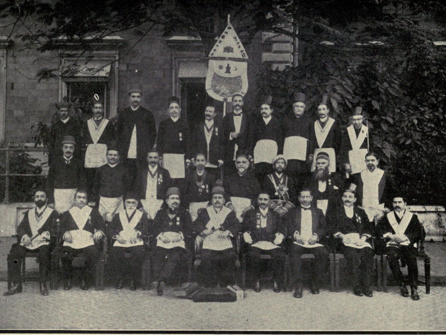 Groupe de francs-maçons de Bombay en tabliers, photographie de 1912