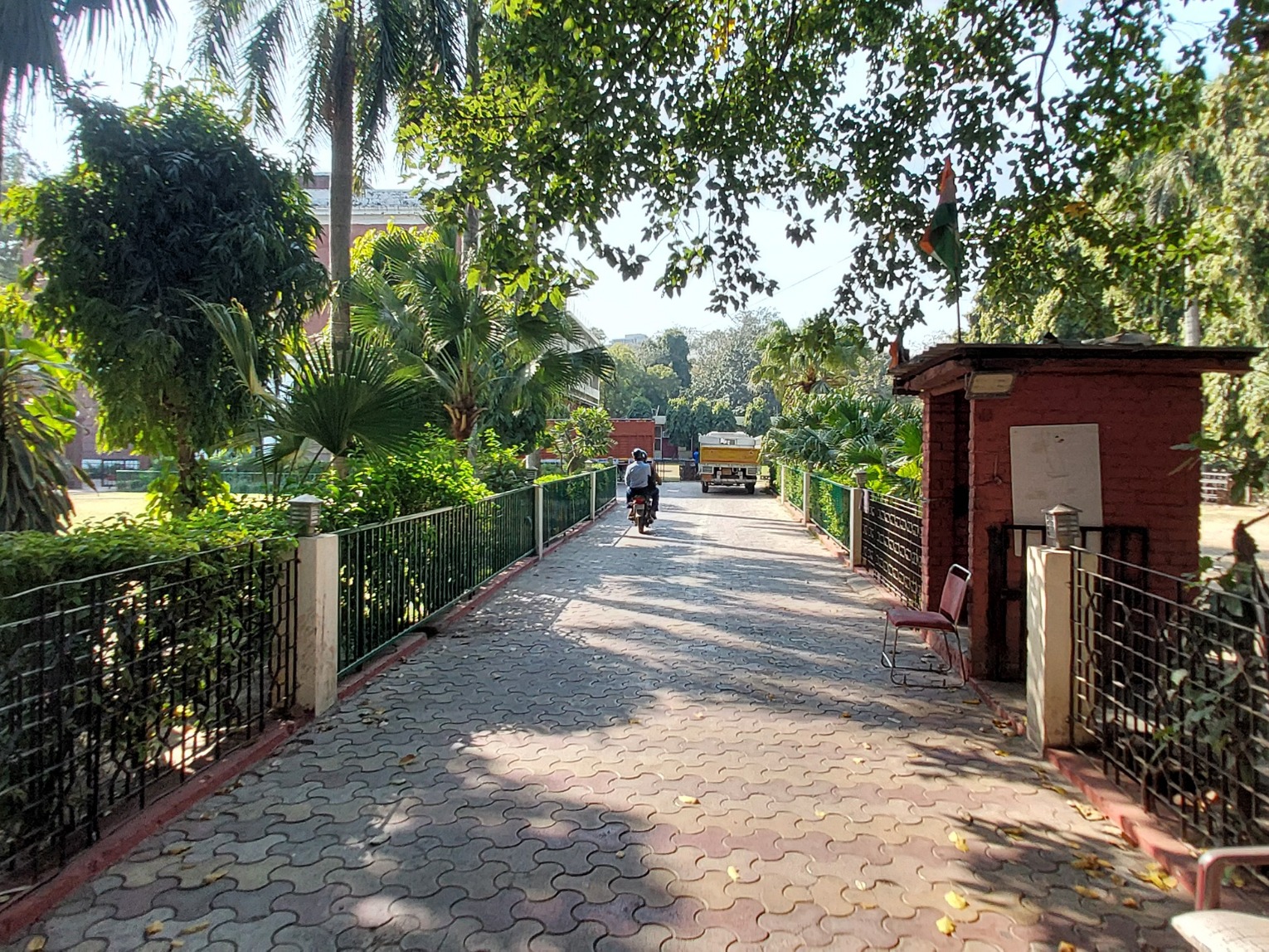 Allée arborée à l’intérieur du Masonic Centre of India à New Delhi