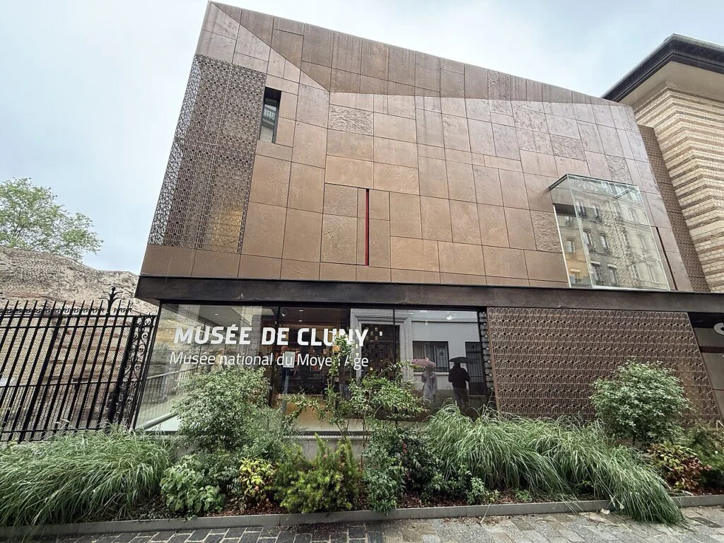 Façade du musée de Cluny depuis la rue du Sommerard, à Paris