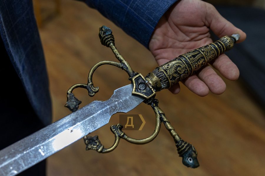 Épée flamboyante présentée au musée de la franc-maçonnerie ukrainienne