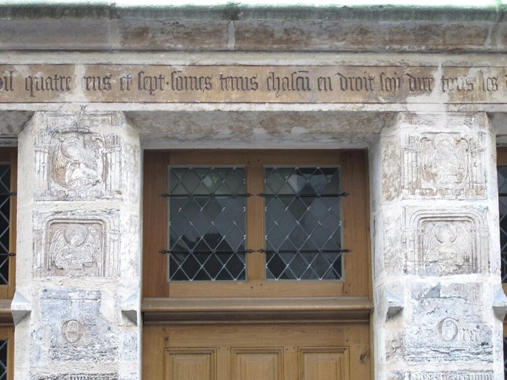 La porte de l’auberge Nicolas Flamel, au rez-de-chaussée de la maison du 51 rue de Montmorency