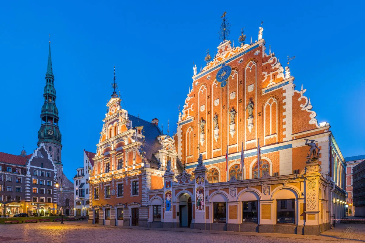 La Maison des Têtes noires et la tour de l’église Saint-Pierre, au cœur de la vieille ville de Riga